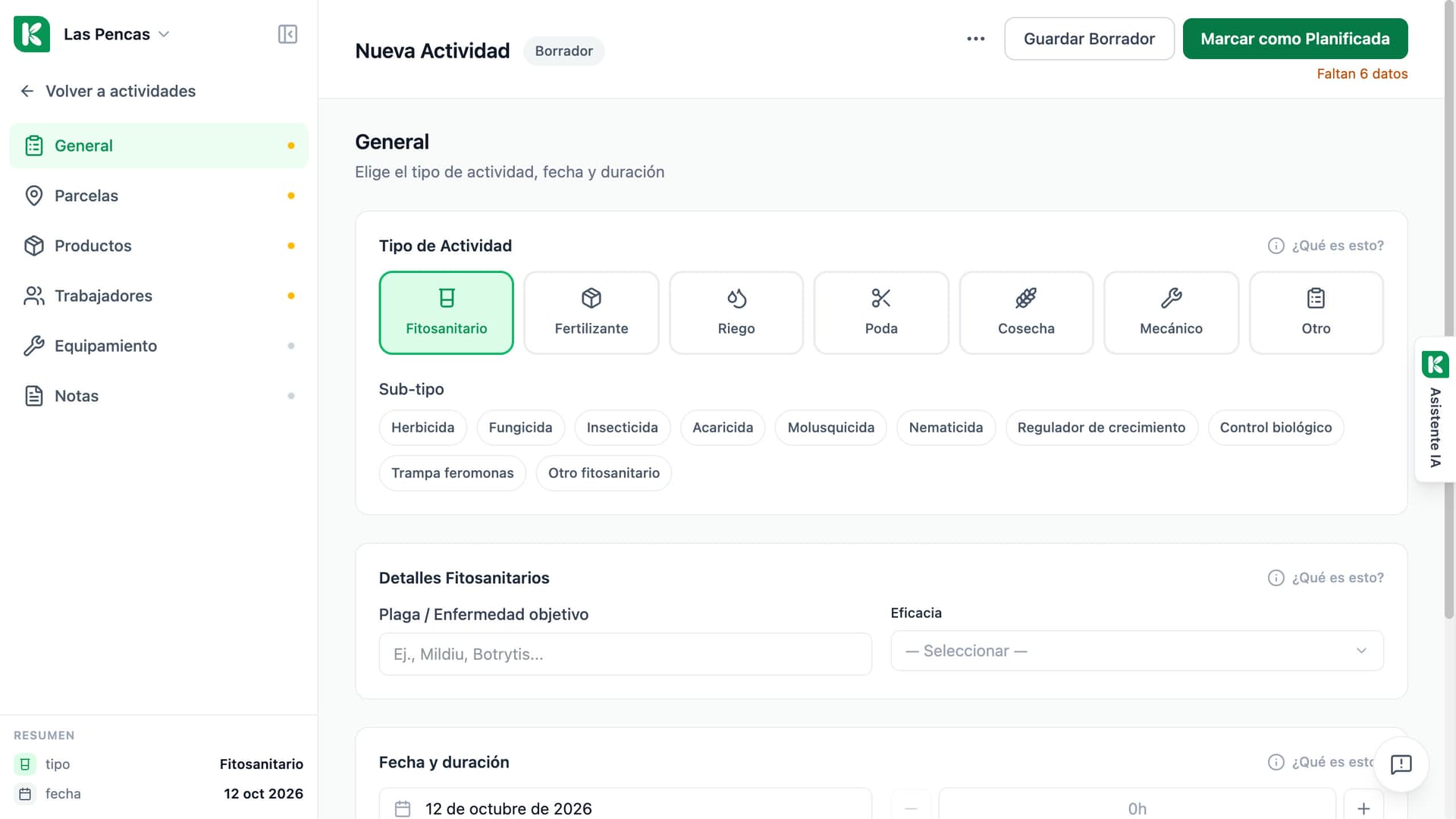 Formulario de nueva actividad en Koru: los tipos de actividad, los subtipos fitosanitarios y un lateral de secciones — parcelas, productos, trabajadores, maquinaria.