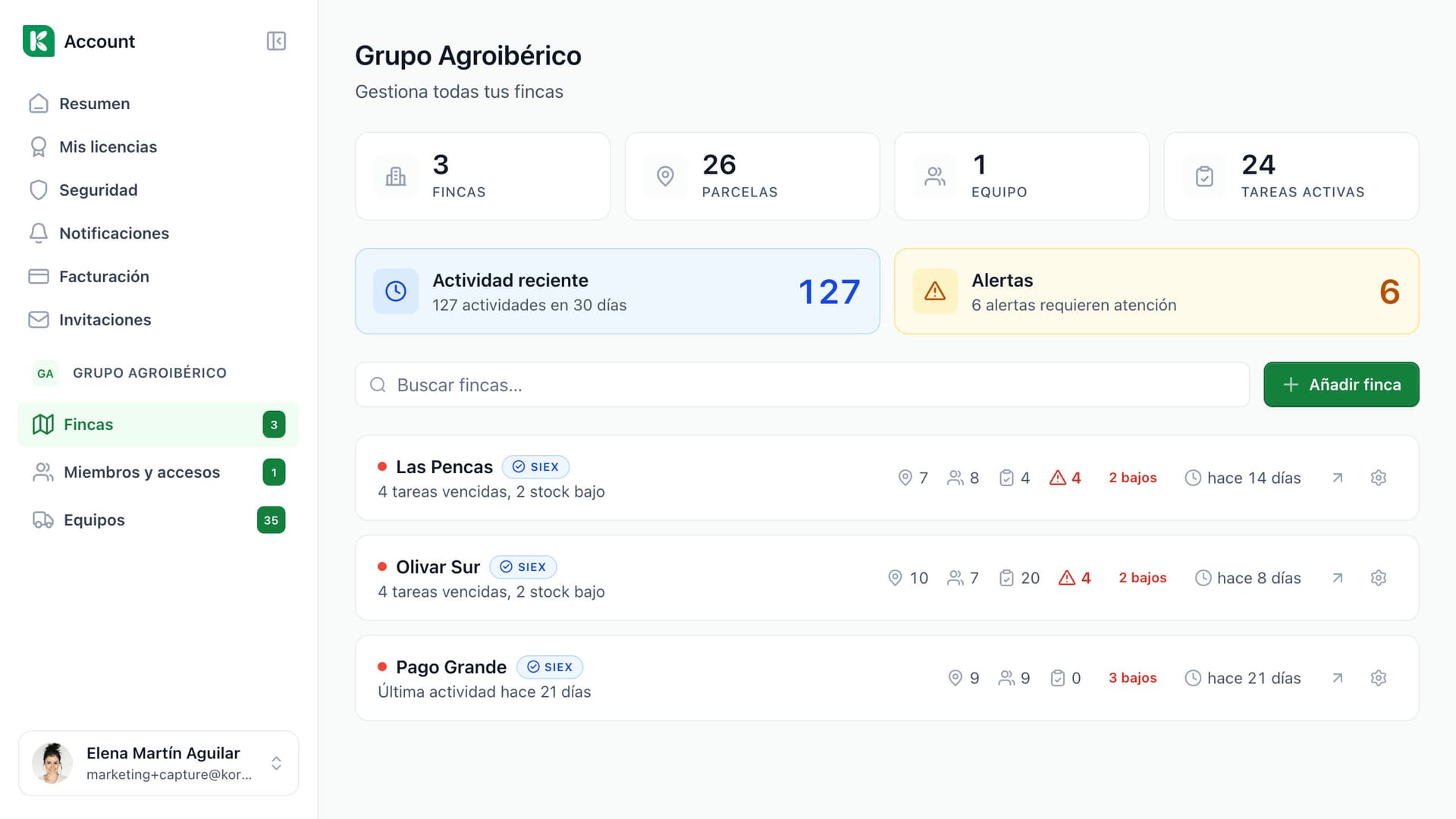 Hub de Koru: la lista de las tres fincas del grupo con parcelas, equipo, tareas y alertas de cada una.