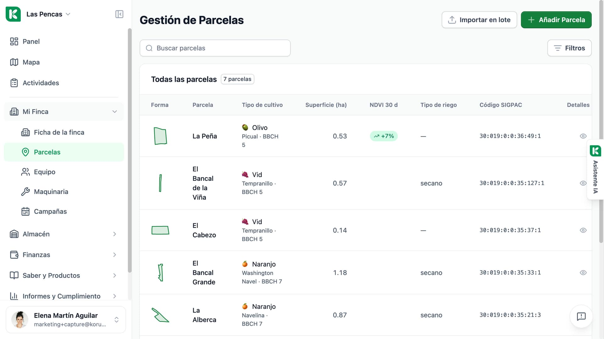 Lista de parcelas en Koru: cada parcela con su cultivo, superficie, índice de vegetación y código SIGPAC, y la acción Importar en lote.