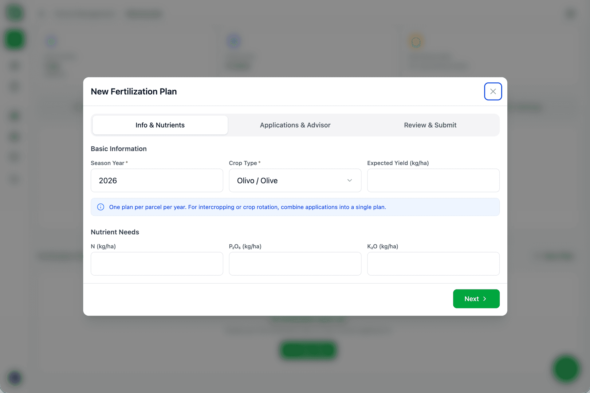 Fertilisation plan screen for an olive parcel with N/P/K sliders, a list of scheduled applications, and a calendar view for the season.