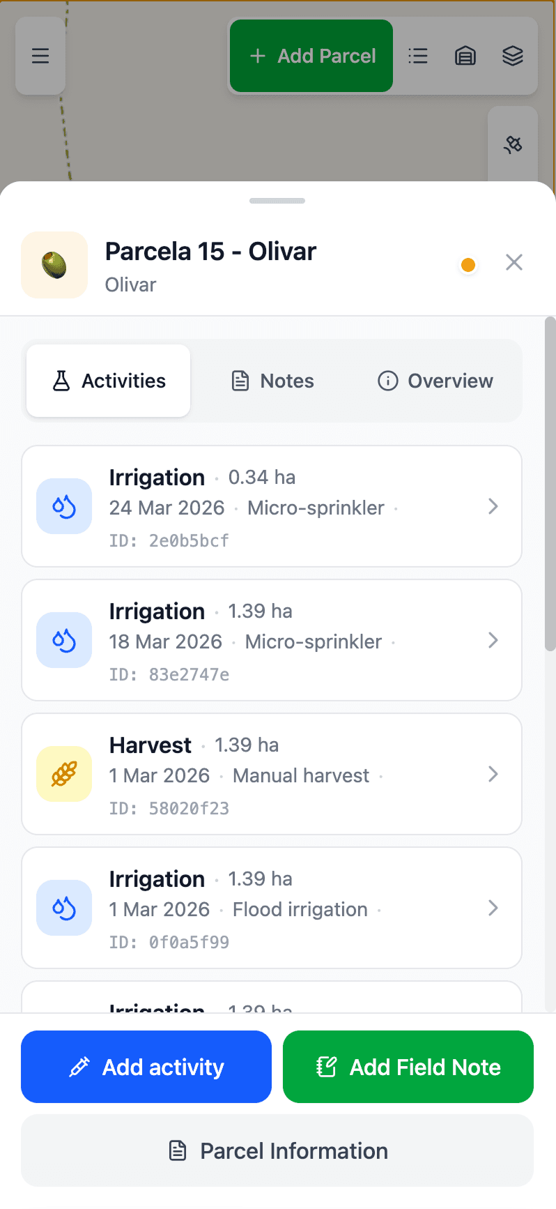 Koru Lite mobile dashboard. Header reads 'Finca El Olivar — 142 ha'. Body shows today's activity feed: 'Treatment — Olivar Norte — 09:42 — Mancozeb 80% WP'. Big circular voice button bottom-center, mic icon active state.