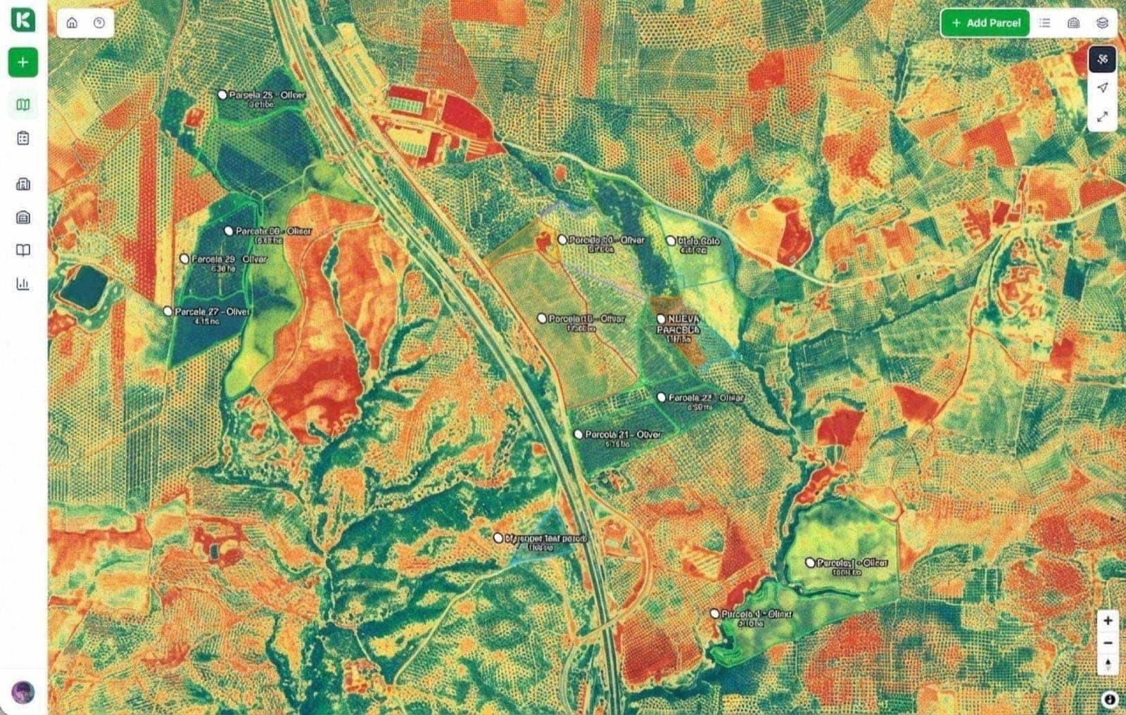 Desktopový pohľad Koru Vision. Vľavo satelitná mapa NDVI andalúzskej farmy s polygónmi parciel zafarbenými od červenej po zelenú. Vpravo graf časového radu pre vybranú parcelu. Vpravo hore hlásenie: „Olivar Sur — vitalita 18% pod priemerom“.