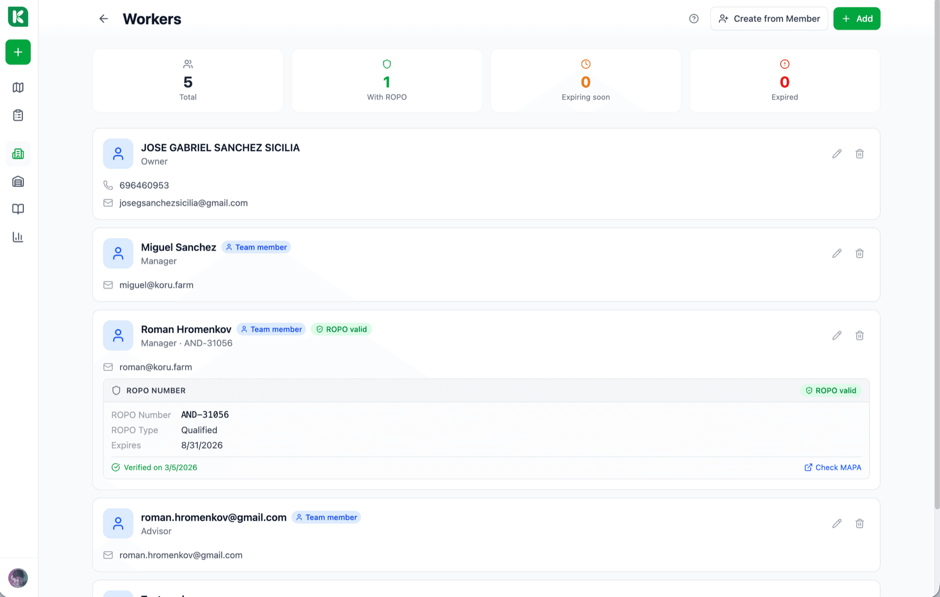 Pantalla móvil de trabajadores en Koru con 3 miembros del equipo y estado de certificación en colores — María válida, Juan por caducar, Pedro caducado y bloqueado.
